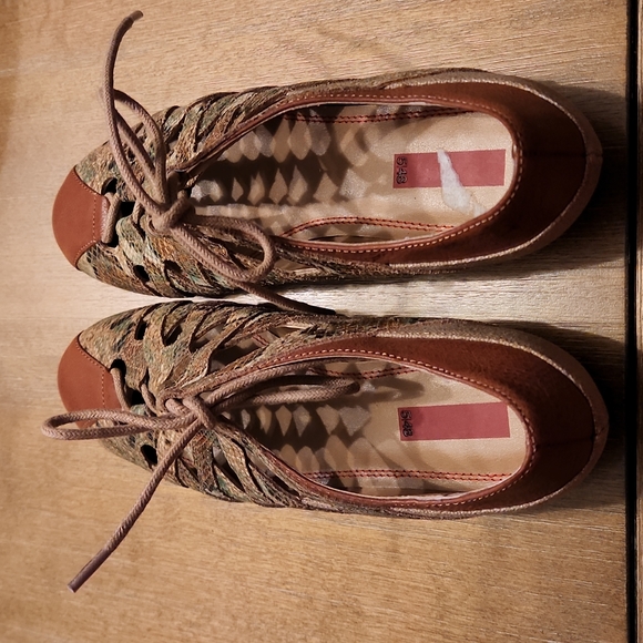 NWT SAKS OFF 5TH BEAUTIFUL LACE UP  FLATS - Picture 10 of 12